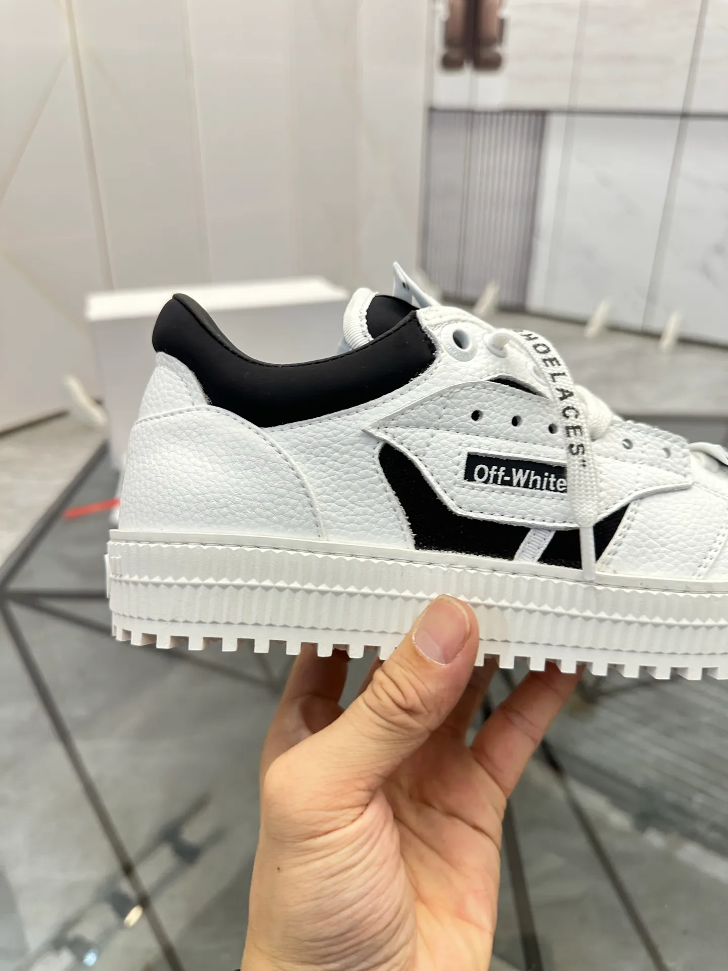 Selling men's shoes 💰: 💰P500¥ High-end top quality Product trademark: OFF WHITE *"OFF WHITE*" low-top casual shoes Regular size: 35-45 (can be customized to 46) Couple style Product materials: Upper imported first-layer cowhide stitched with original fabric, genuine leather lining, original outsole. No.: H203